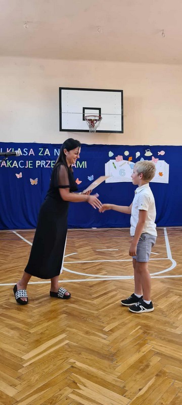 UROCZYSTE WRĘCZENIE NAGRÓD DLA UCZNIÓW KLAS I-III