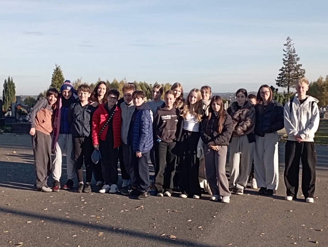 MŁODE RĘCE, WIELKIE SERCA: AKCJA – SPRZĄTAMY Z SENIORAMI