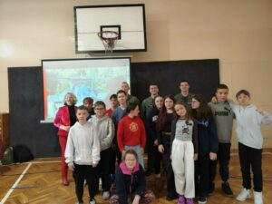 SPOTKANIE Z PRZYSZŁYMI PILOTAMI – INSPIRUJĄCA PRELEKCJA PODCHORĄŻYCH Z LOTNICZEJ AKADEMII WOJSKOWEJ W NASZEJ SZKOLE