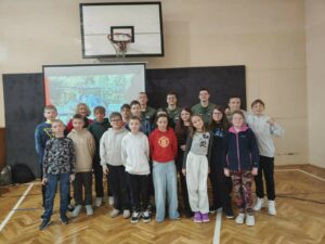 SPOTKANIE Z PRZYSZŁYMI PILOTAMI – INSPIRUJĄCA PRELEKCJA PODCHORĄŻYCH Z LOTNICZEJ AKADEMII WOJSKOWEJ W NASZEJ SZKOLE