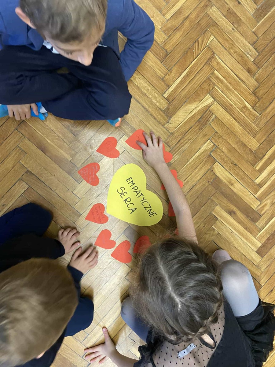 ŻYCZLIWE SERCA W KLASIE 3B – OBCHODY DNIA ŻYCZLIWOŚCI W RAMACH PROJEKTU „EMPATYCZNA KLASA”