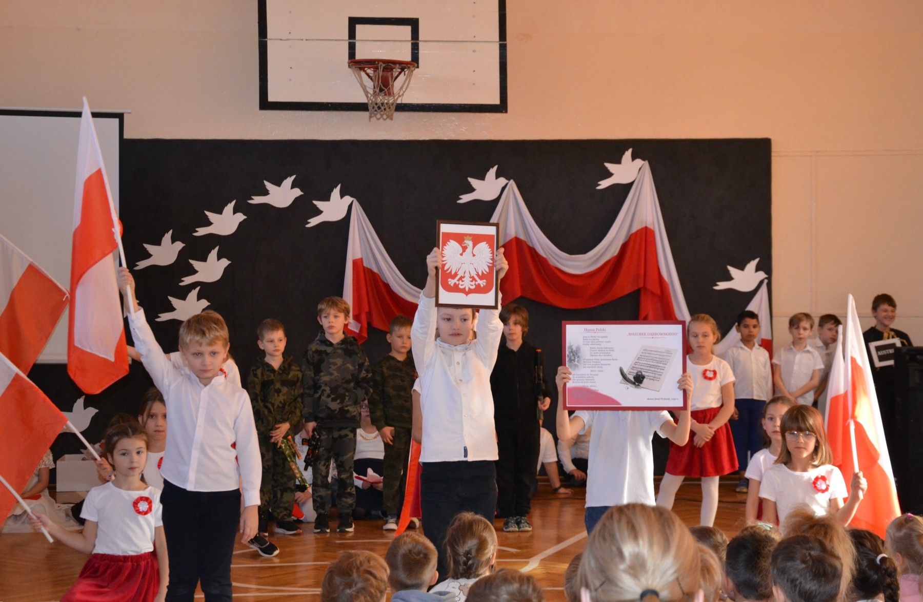 ECHA NIEPODLEGŁOŚCI: DRUGOKLASIŚCI DLA SENIORÓW I PRZEDSZKOLAKÓW