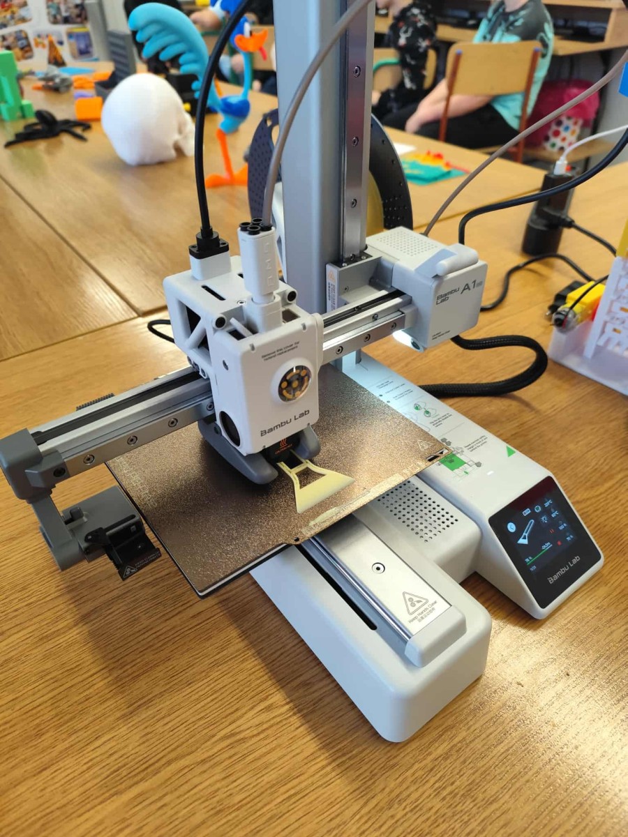 KLASY 3B I 3D ODKRYWAJĄ ŚWIAT DRUKU 3D! SPOTKANIE Z PROJEKTANTEM I DRUKARZEM 3D W RAMACH INNOWACJI PEDAGOGICZNEJ „POZNAJĘ CIEKAWE ZAWODY, SPOTYKAM CIEKAWYCH LUDZI”