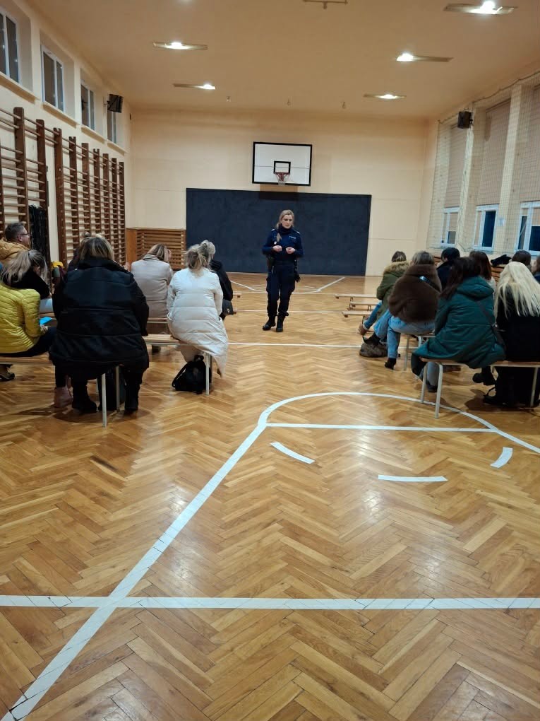 SPOTKANIE RODZICÓW Z FUNKCJONARIUSZAMI KOMENDY POWIATOWEJ POLICJI Z MYŚLENIC