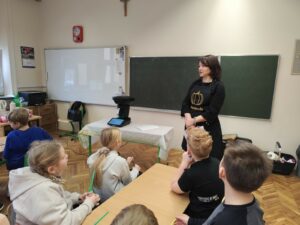 POZNAJEMY CIEKAWE ZAWODY - PRZEDSTAWICIEL HANDLOWY W III B I III D