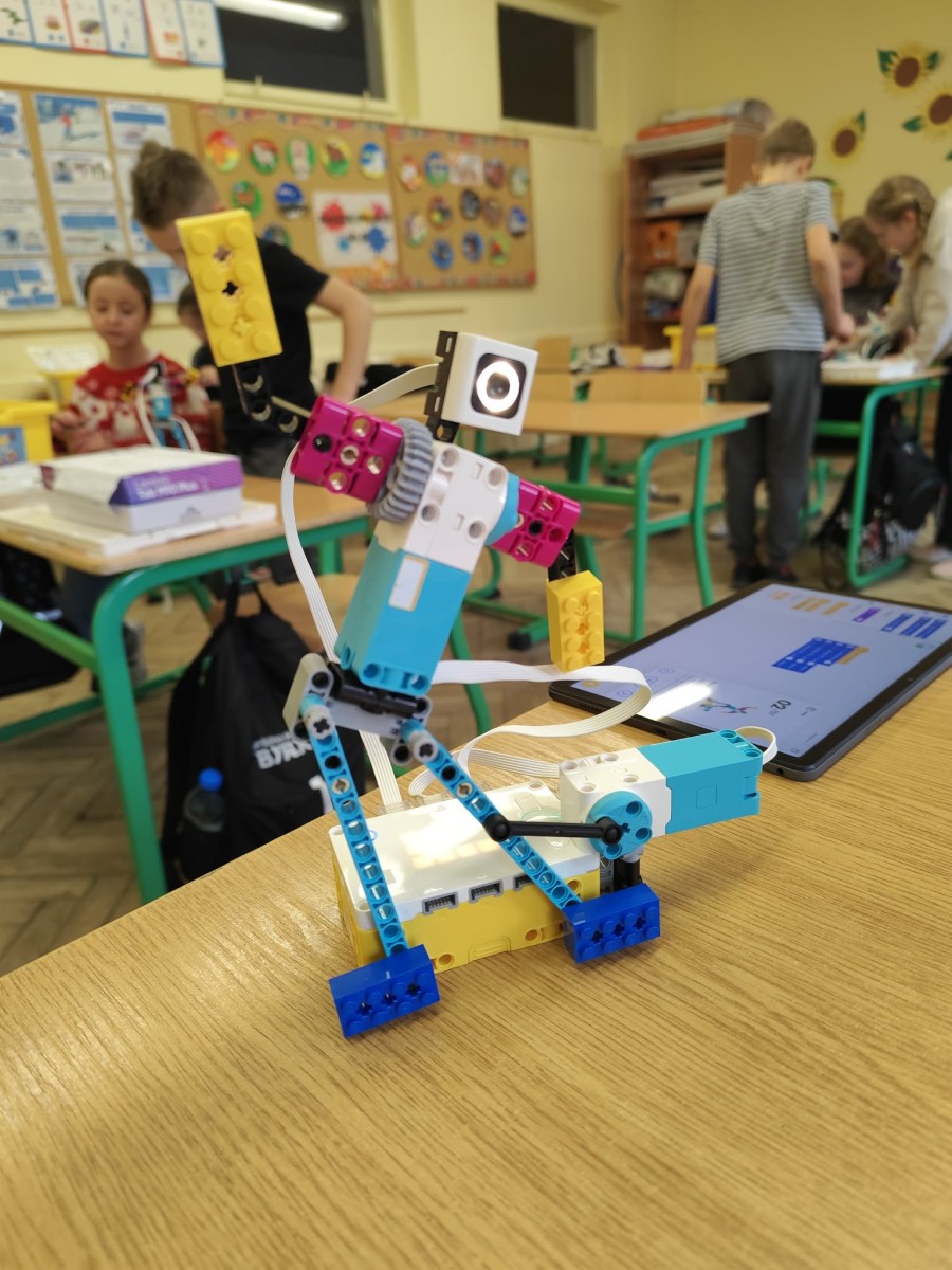 "W ŚWIECIE ROBOTÓW I PROGRAMOWANIA" - INNOWACJA, KTÓRA WCIĄGA I INSPIRUJE