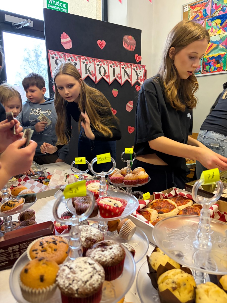 KIERMASZ ROZMAITOŚCI I CIASTECZEK ŚWIĄTECZNEJ POMOCY W SP 2