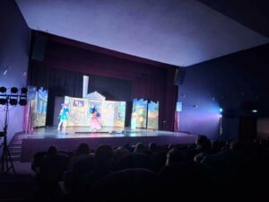 CENNA LEKCJA ODPOWIEDZIALNOŚCI W SIECI. UCZNIOWIE KLAS TRZECICH NA SPEKTAKLU PROFILAKTYCZNYM