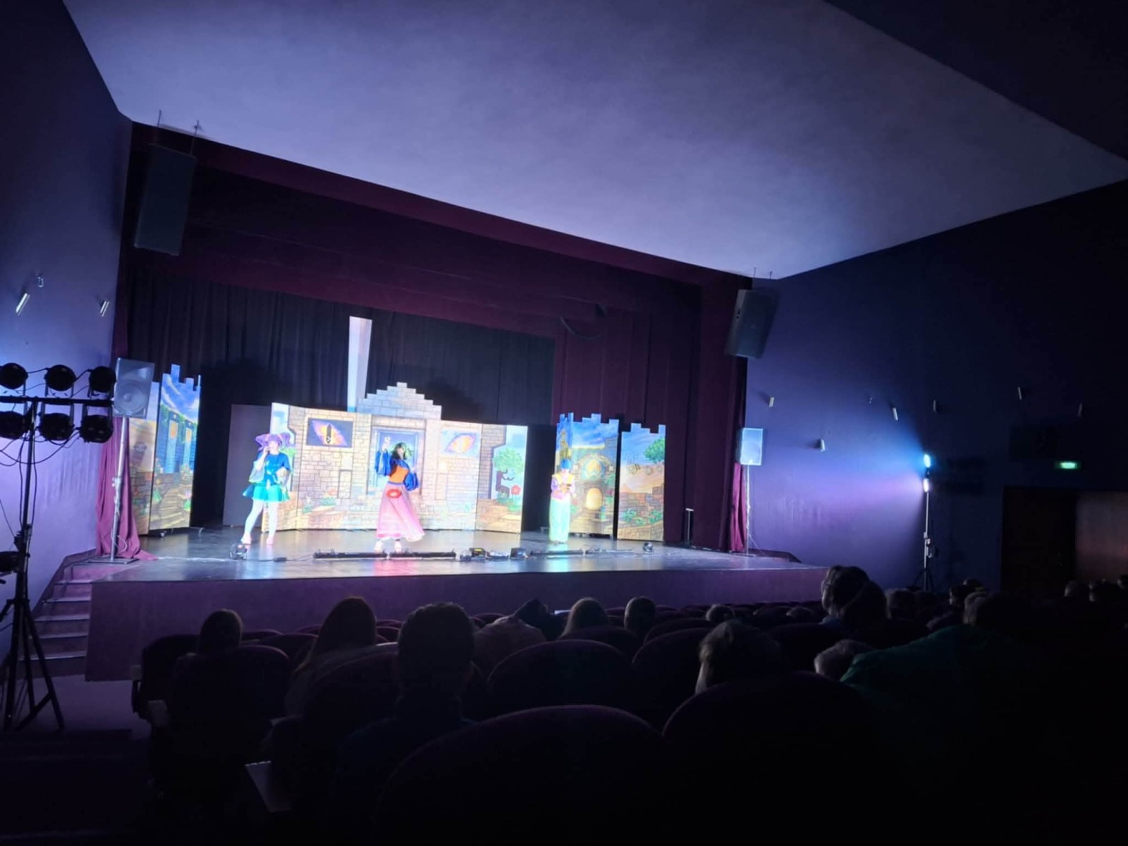 CENNA LEKCJA ODPOWIEDZIALNOŚCI W SIECI. UCZNIOWIE KLAS TRZECICH NA SPEKTAKLU PROFILAKTYCZNYM