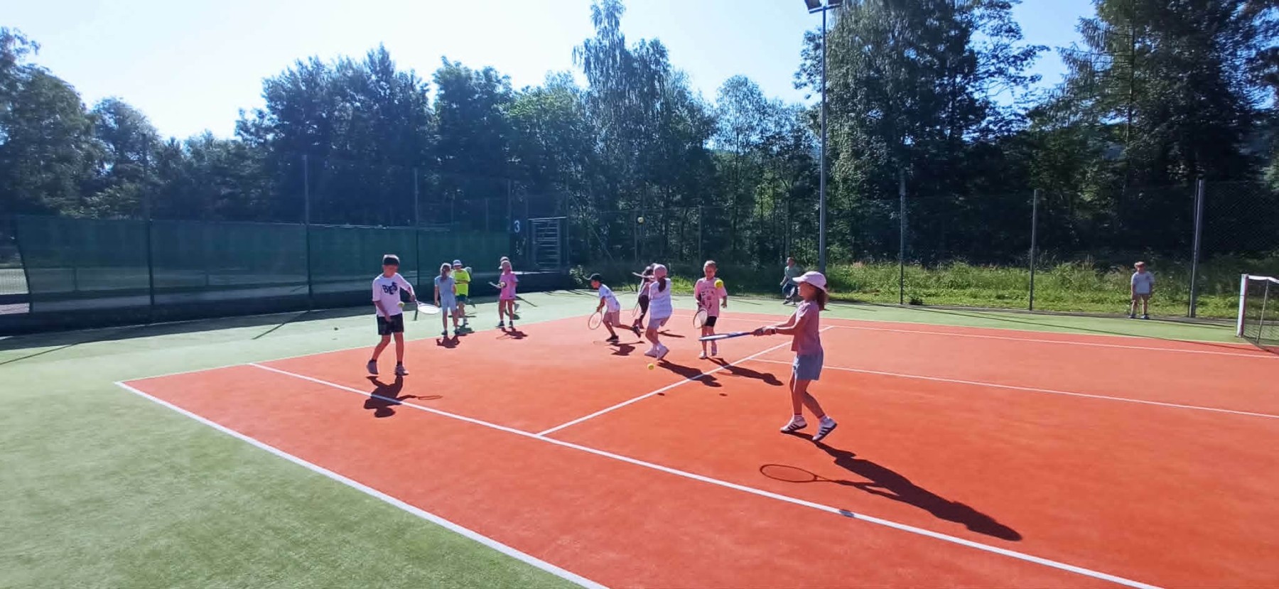 AKTYWNY DZIEŃ PEŁEN WRAŻEŃ: TENIS, INTEGRACJA I SŁODKIE OCHŁODZENIE! KLASA 2A I 2B