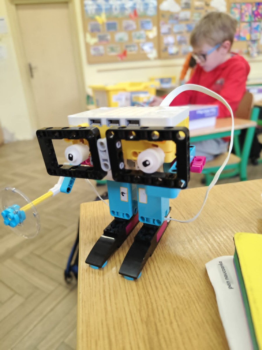PODSUMOWANIE INNOWACJI "W ŚWIECIE ROBOTÓW I PROGRAMOWANIA" W KLASIE IIID